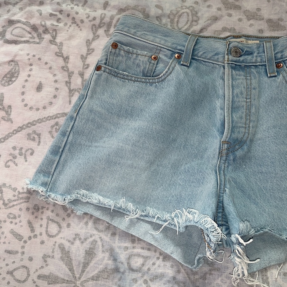 Levi’s Wedgie Short Blue Light Wash Button Fly Big E Jean Shorts Sz 28 - Picture 2 of 8